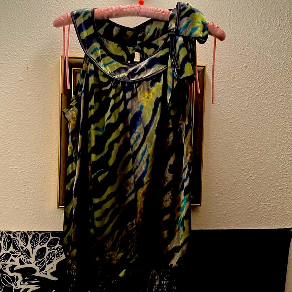 Women’s L sleeveless top, Black, green and gold